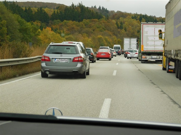 POL-VDKO: Rettungsgasse - Allseits im Fokus und doch oft verkannt
Verkehrsdirektion Koblenz wird Verkehrsverhalten gezielt überwachen