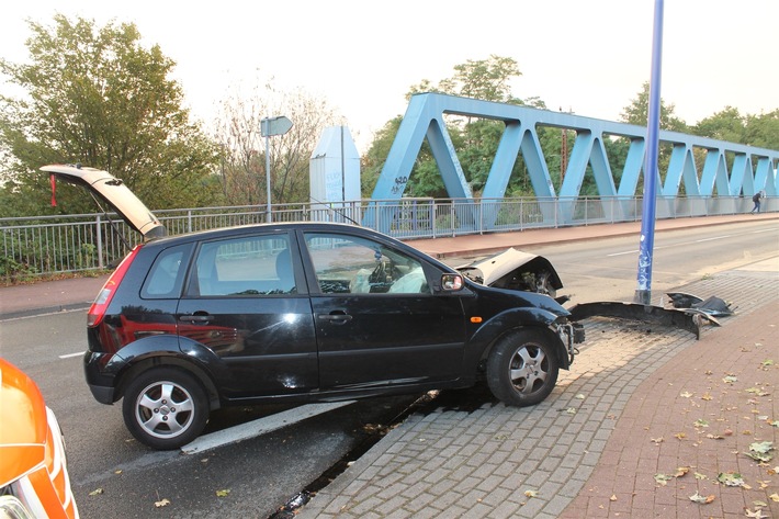 POL-DU: Großenbaum: Auto prallt vor Laterne - Zwei Verletzte