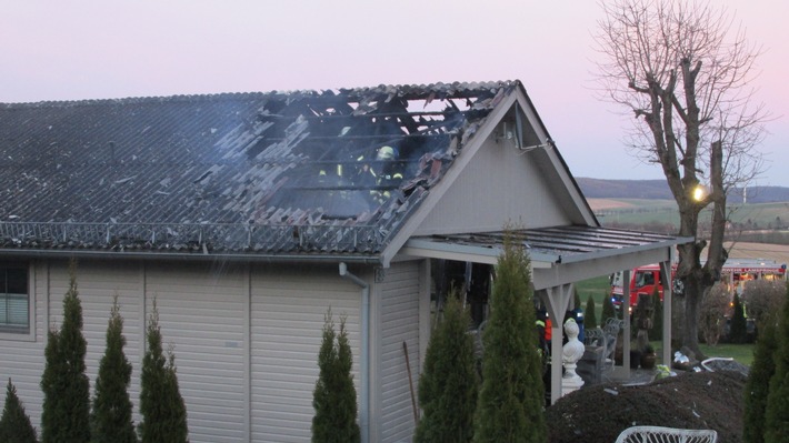 POL-HI: Lamspringe - Hoher Schaden nach Dachstuhlbrand