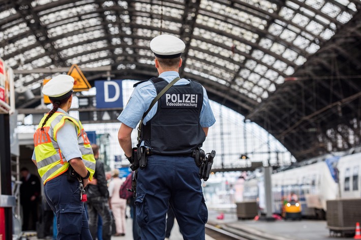 BPOL NRW: Dank Videoaufzeichnung: Bundespolizei findet leere Geldbörse und ermittelt "Antanz"-Diebestrio