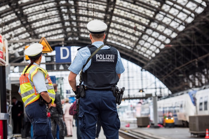 BPOL NRW: Dank Videoaufzeichnung: Bundespolizei findet leere Geldbörse und ermittelt &quot;Antanz&quot;-Diebestrio