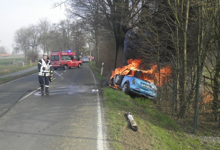 POL-KLE: Issum - Verkehrsunfall / 51-Jährige Fahrerin schwer verletzt, Auto brennt aus