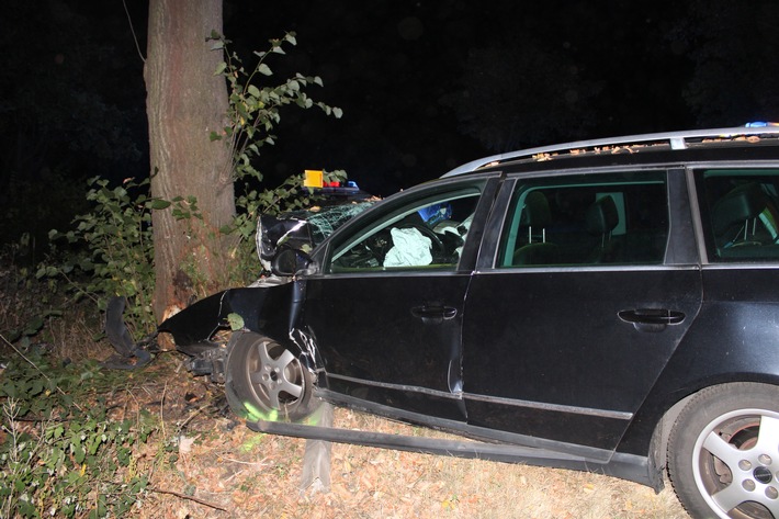 POL-NE: Autofahrer wird bei Kollision mit Baum schwer verletzt