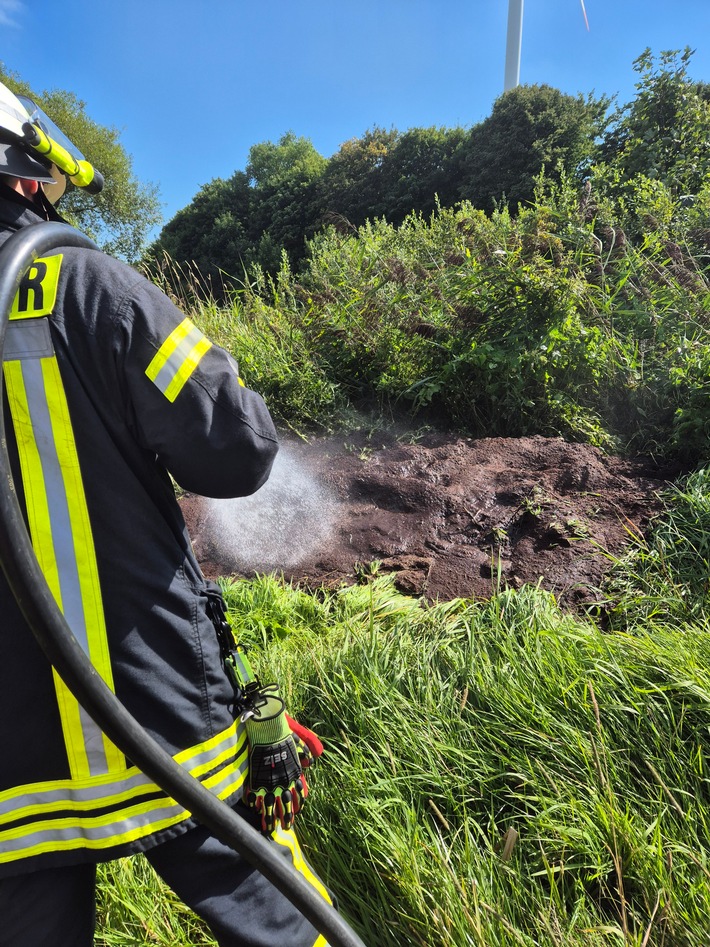 FFW Schiffdorf: Feuerwehr kann Ausbreitung verhindern - Angler setzt Notruf ab