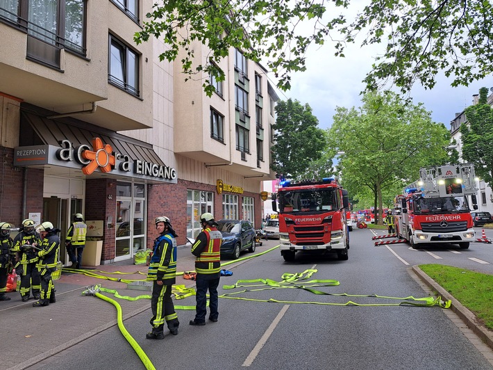 FW-BO: Brand in einem Hotelzimmer, 35 Personen gerettet