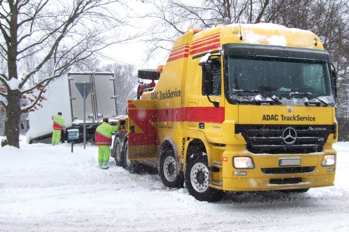Gefahr am Winterwochenende: Eisplatten auf Lkw-Dächern / Der ADAC TruckService gibt Tipps zur Enteisung