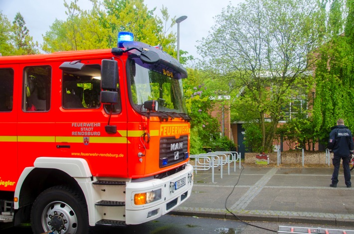 FW-RD: Feuerwehr löscht Zimmerbrand - 3 Verletzte müssen ins Krankenhaus In der Straße An der Untereider, in Rendsburg, kam es am Mittwochabend (26.05.2021) zu einem Feuer im 1. Obergeschoss