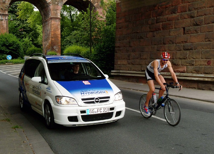 3. Opel Ironman Germany Triathlon / Zukunftstechnologie geht beim Triathlon in Führung / Opel Zafira mit Brennstoffzellenantrieb ist Führungsfahrzeug auf Radstrecke