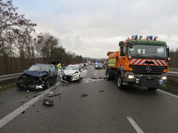 POL-FR: Lörrach: Schwerer Unfall auf der A 98 - Auto prallt frontal in Baustellenabsicherung - zwei Verletzte, 40000 Euro Sachschaden