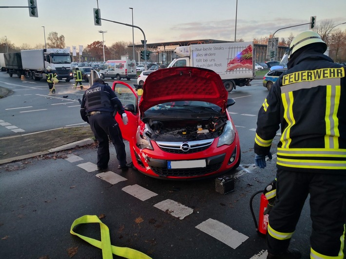 FW-WRN: TH_1 - VU Pkw-LKW, Verletzte nicht bekannt, Pol kommt, auslaufende Medien