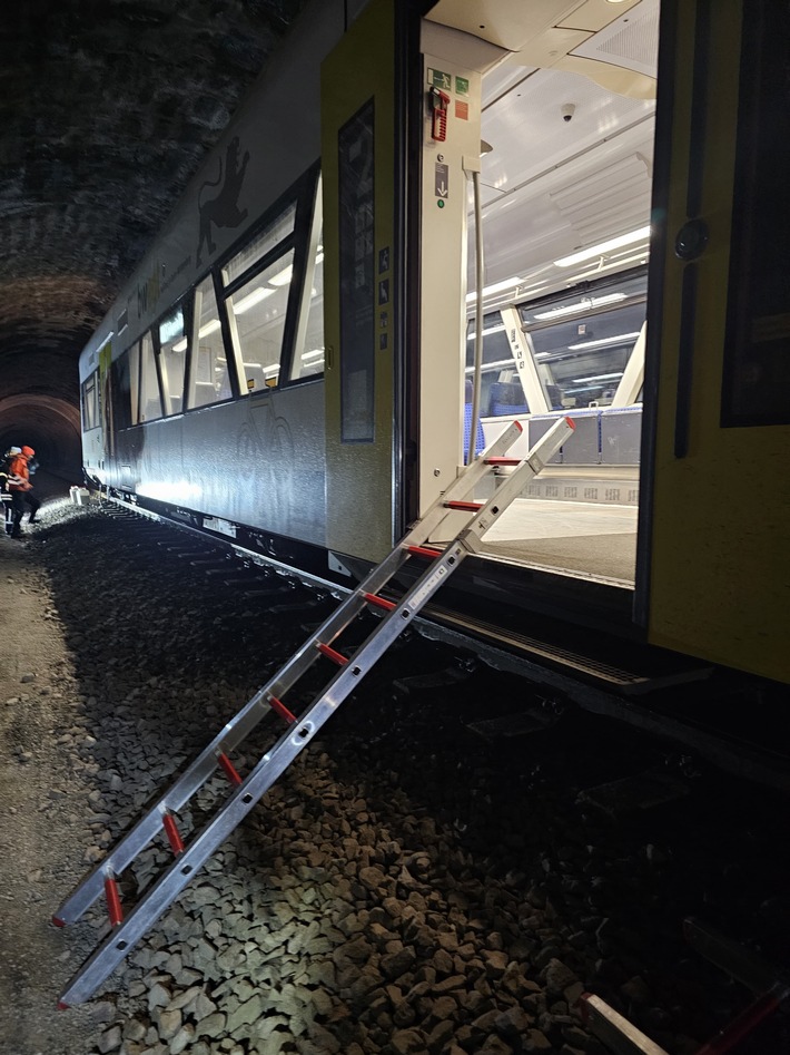 KFV-CW: Zug kollidiert mit herabgestürztem Felsblock / Passagiere über Leiter evakuiert / Gelände erschwert Feuerwehreinsatz / Hydrauliköl ausgelaufen