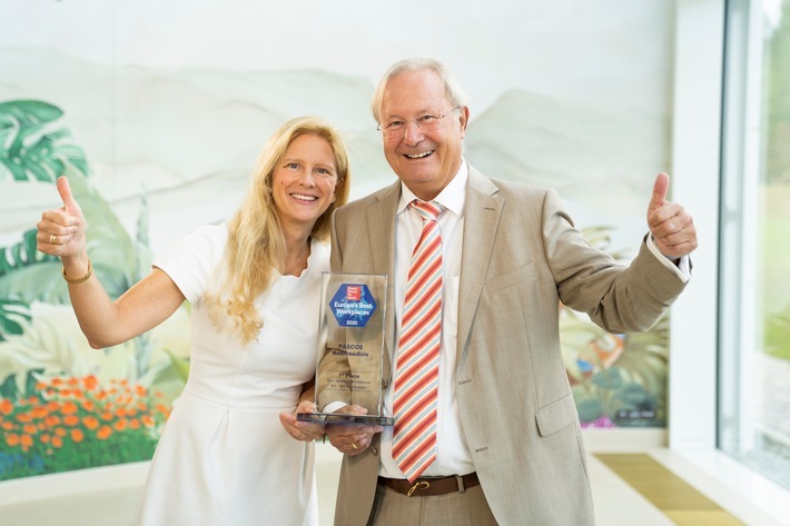 Pascoe Naturmedizin auf Platz 1 bei "Great Place to Work Europe"! Das  Geschäftsführende Ehepaar Annette D. und Jürgen F. Pascoe nimmt den "Great Place to Work" Award entgegen. / Weiterer Text über ots und www.presseportal.de/nr/12261 / Die Verwendung dieses Bildes ist für redaktionelle Zwecke honorarfrei. Veröffentlichung bitte unter Quellenangabe: "obs/Pascoe Naturmedizin/@Pascoe Naturmedizin"