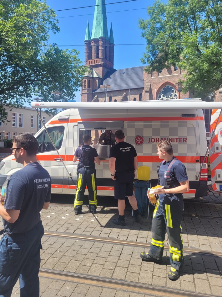 FW-BO: Glutnester an der Hattinger Straße - Feuerwehr Wuppertal unterstützt mit Spezialgerät