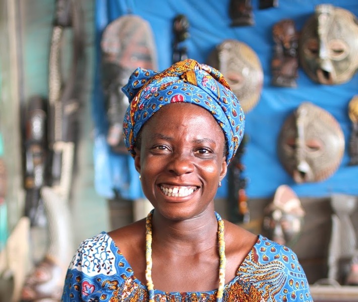 Über 90 Millionen Euro an Kunsthandwerker versendet: mit jedem Kauf einen positiven Beitrag leisten / NOVICA Kunsthandwerkerin Ernestina Oppong Asante aus Ghana / Weiterer Text über ots und www.presseportal.de/nr/149524 / Die Verwendung dieses Bildes ist für redaktionelle Zwecke honorarfrei. Veröffentlichung bitte unter Quellenangabe: "obs/NOVICA GmbH"
