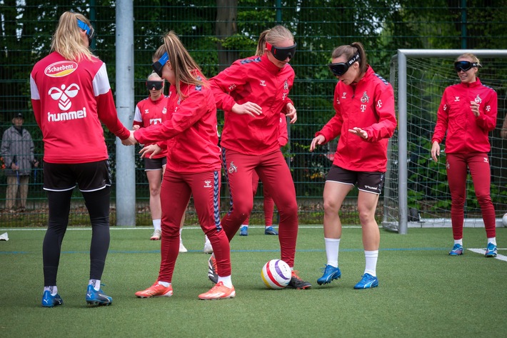 Ein Kick für Inklusion: FC-Frauen trainieren mit Blindenfußballer Hasan Koparan