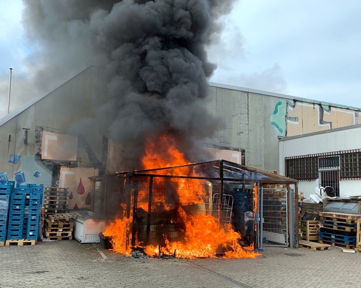 FW-BN: Brennender Unterstand in Bonn-Tannenbusch