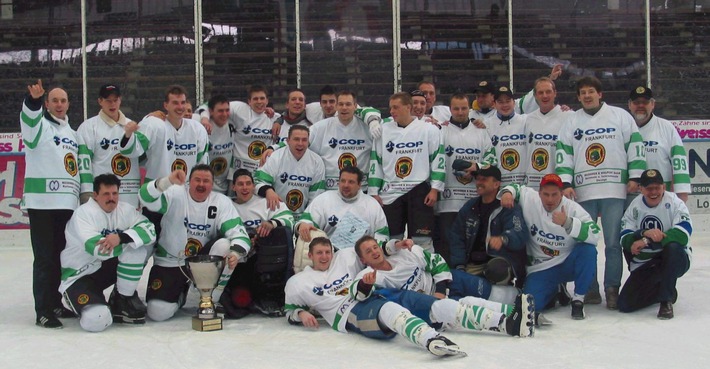 POL-F: 030311 - 0259 Frankfurt Lions in der Playdown-Runde - GREEN LIONS, das Eishockeyteam der Polizei Frankfurt am Main, wurde inoffizieller Deutscher Meister.