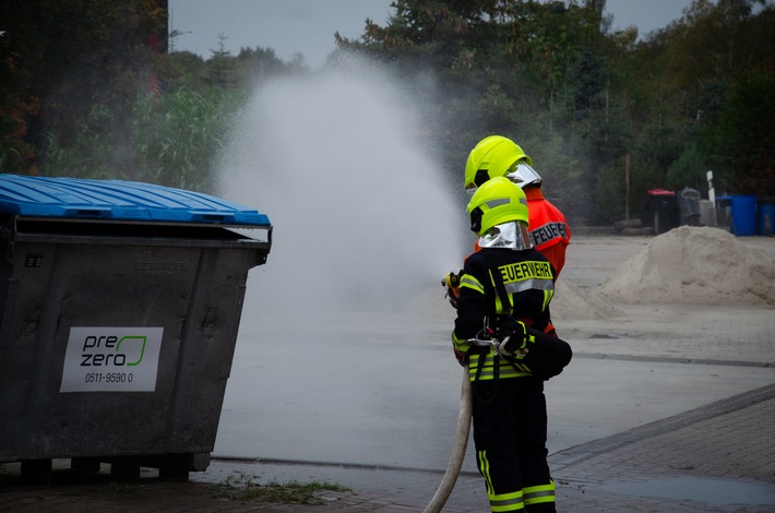 FW Flotwedel: 19 angehende Feuerwehrleute bestehen Truppmannprüfung