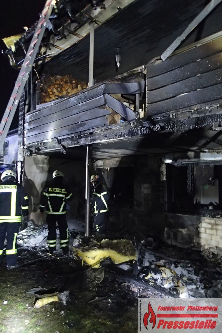 FW-PL: OT-Holthausen. Brand auf Terrasse griff auf Wohnhaus über. Gebäude wurde stark in Mitleidenschaft gezogen.