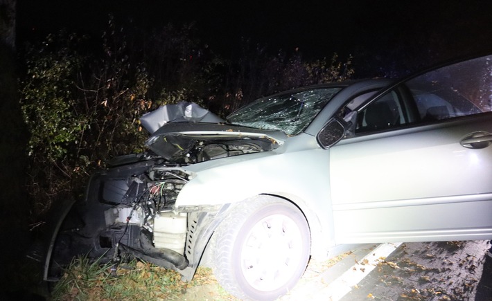 POL-HF: Auto prallt gegen Baum - Fahrer unter Alkoholeinfluss