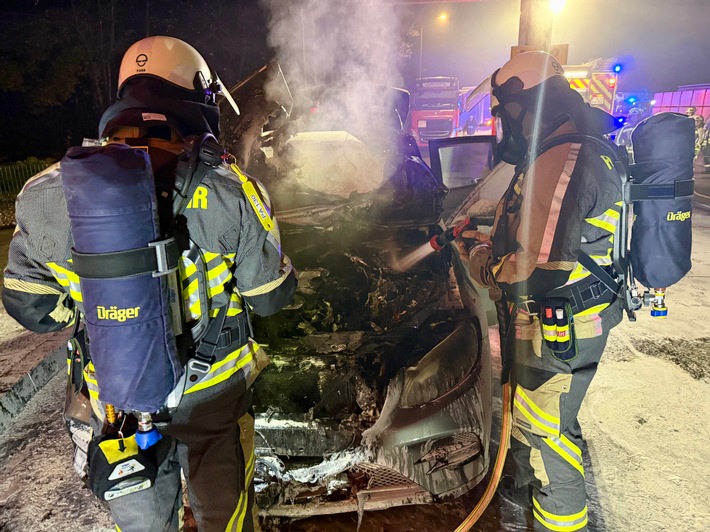 FW Hünxe: Brand an Tankstelle - Feuerwehreinsatz auf Rastplatz