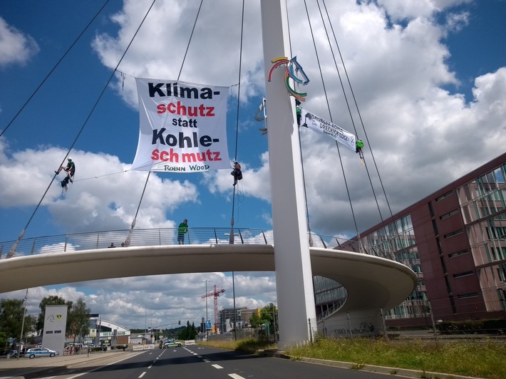 Kletteraktion von ROBIN WOOD-Aktivist*innen bei internationaler &quot;Fridays for Future&quot;-Demo in Aachen