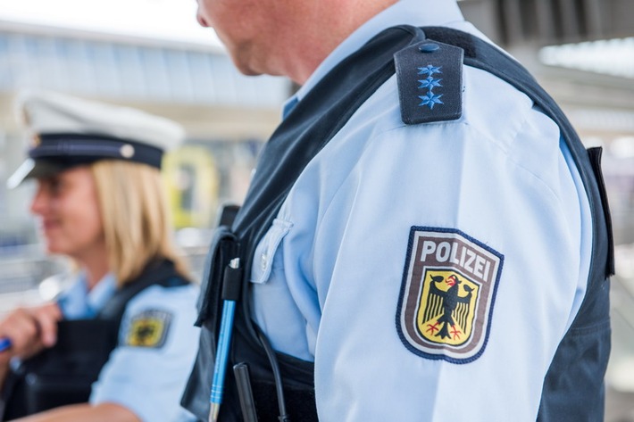 BPOL NRW: Mann uriniert gegen Polizeiwache - Bundespolizei greift ein