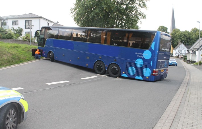 POL-OE: Reisebus blockierte Fahrbahn
