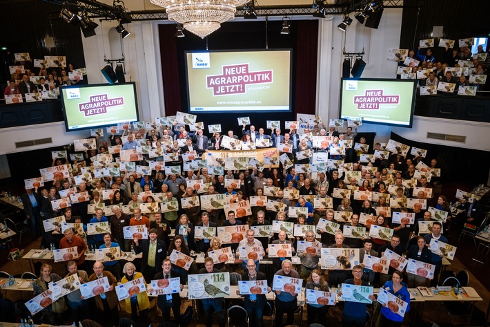 Rund 260 NABU-Delegierte tagten am Wochenende zur NABU-Bundesvertreterversammlung in Hamburg und verabschiedeten eine Resolution, die von der Bundesregierung entschlossenes Auftreten beim Agrarministerrat am 19. November 2018 verlangt. Des Weiteren bekannten sich die NABU-Delegierten zu einer starken EU. Die anstehende EU-Wahl sei entscheidend, um die Ziele des Naturschutzes zu sichern. Weiterer Text über ots und www.presseportal.de/nr/6347 / Die Verwendung dieses Bildes ist für redaktionelle Zwecke honorarfrei. Veröffentlichung bitte unter Quellenangabe: "obs/NABU/Guido Rottmann"