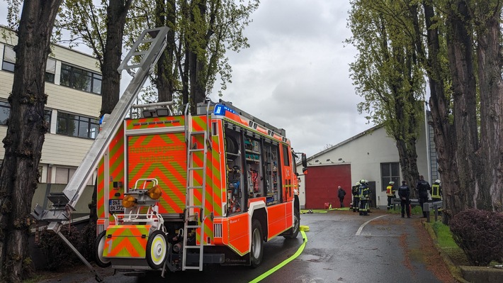 FW-BN: Feuer in Lagerhalle schnell gelöscht