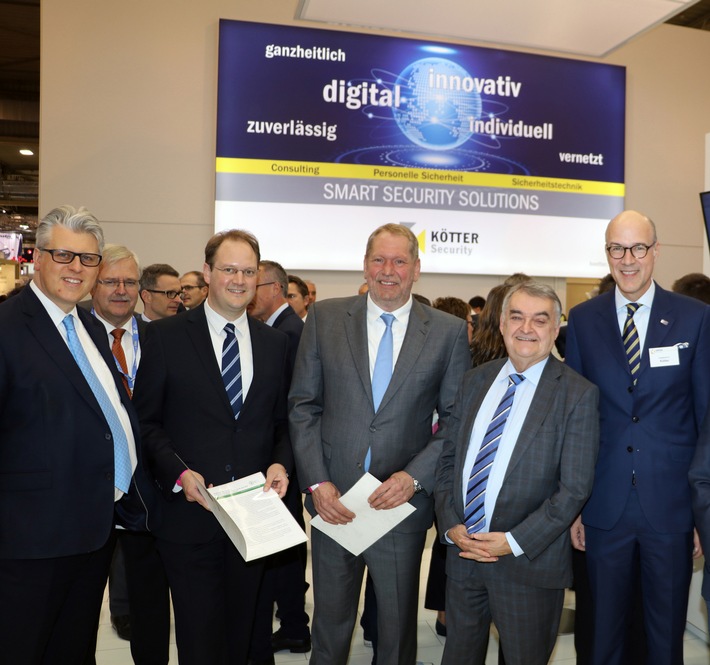 bergabe des Positionspapieres an NRW-Innenminister Herbert Reul (2. v. r.): Friedrich P. Ktter, Verwaltungsrat der KTTER Security Gruppe; der Essener Polizeiprsident Frank Richter; Dr. Christian Endre, Geschftsfhrer der Allianz fr Sicherheit in der Wirtschaft Nordrhein-Westfalen (ASW NRW), BDSW-Hauptgeschftsfhrer Dr. Harald Olschok sowie Essens Ordnungsdezernent Christian Kromberg (v. r.). Weiterer Text ber ots und www.presseportal.de/nr/112413 / Die Verwendung dieses Bildes ist fr redaktionelle Zwecke honorarfrei. Verffentlichung bitte unter Quellenangabe: 