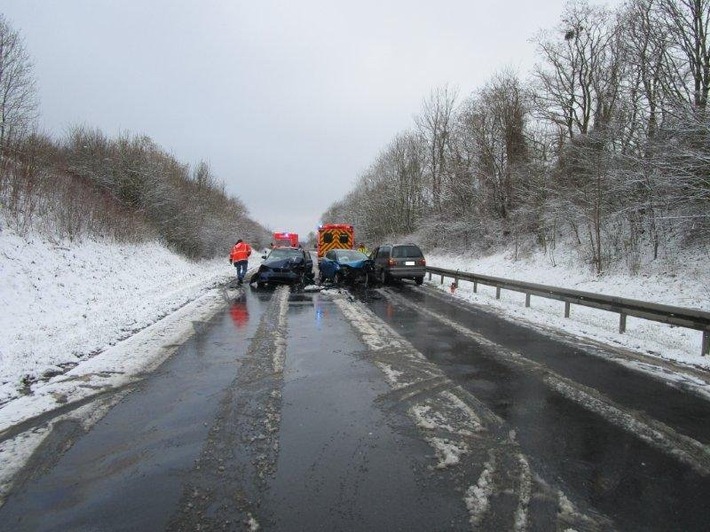 POL-HM: Verkehrsunfall mit fünf Verletzten und drei nicht mehr fahrbereiten PKW; temporäre Vollsperrung der B 1