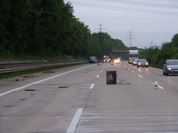 POL-HI: Unfall auf der BAB 7 fordert zwei Verletzte und zweimal Totalschaden