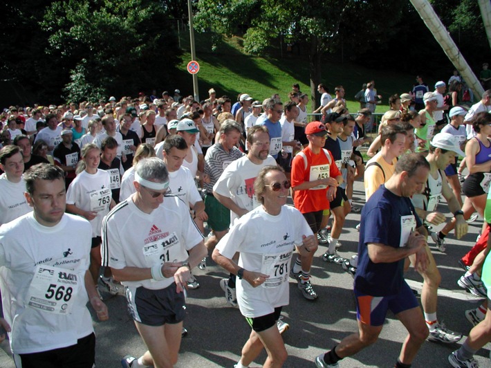 Media Challenge 2001 in München: Maisberger & Partner findet schnellsten Läufer der Medienbranche bei Premiere World / Kenianer Boaz Loroupe setzt sich in der Gesamtwertung des 10.000m-Laufs durch