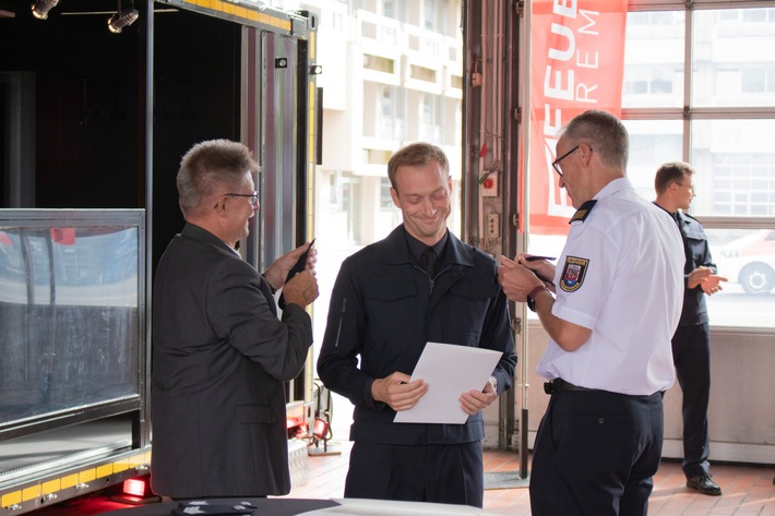 FW Bremerhaven: Beförderungen zu Haupt- und Oberbrandmeistern bei der Feuerwehr Bremerhaven