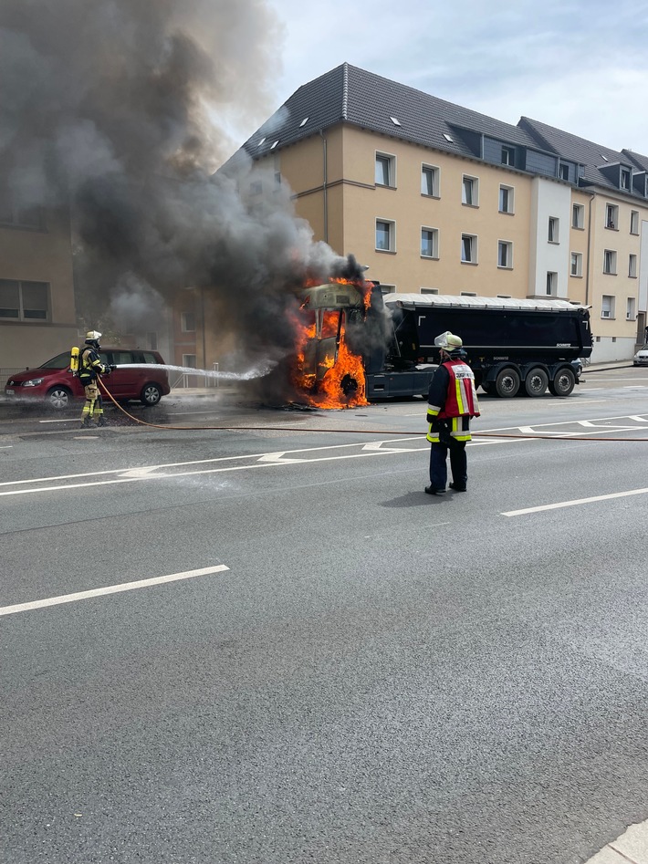 FW-E: Zugmaschine geht in Flammen auf - Fahrer bleibt unverletzt