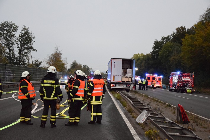 FW-MK: Sattelzug durchbricht auf der Bundesautobahn A46 die Mittelleitplanke