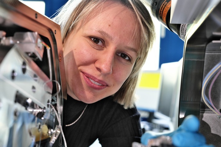 Die Materialwissenschaftlerin Marie Stiefel blickt mit einem Rasterelektronenmikroskop ins Innere von Stahl, um dessen Aufbau sichtbar zu machen. / Weiterer Text über ots und www.presseportal.de/nr/174301 / Die Verwendung dieses Bildes für redaktionelle Zwecke ist unter Beachtung aller mitgeteilten Nutzungsbedingungen zulässig und dann auch honorarfrei. Veröffentlichung ausschließlich mit Bildrechte-Hinweis.