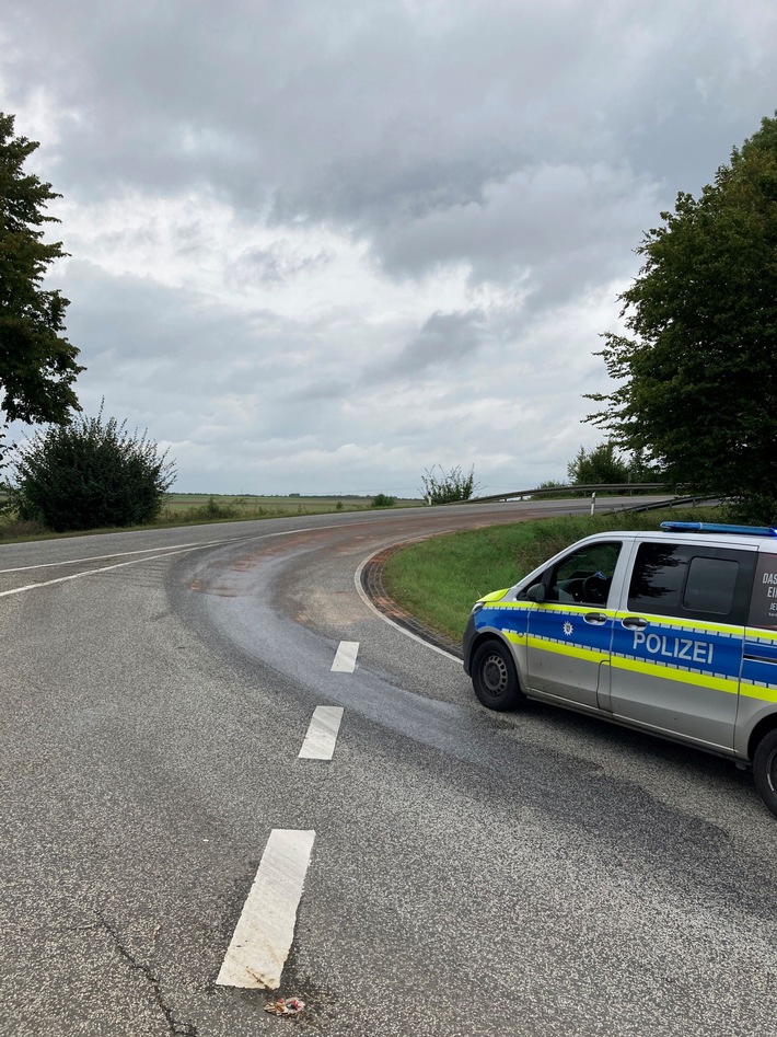 POL-WE: Öl auf der Fahrbahn - Polizei bittet um Hinweise auf Verursacher in Reichelsheim! + Im Vorbeifahren touchiert und geflüchtet in Karben +