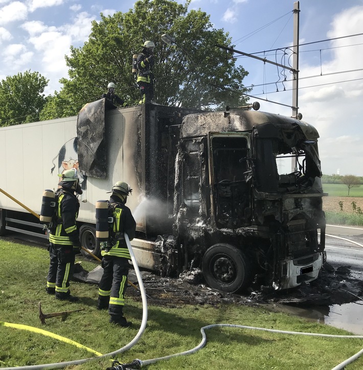 FW-DO: 27.04.2018 - Feuer in Asseln
Lkw-Zugmaschine brannte vollständig aus
