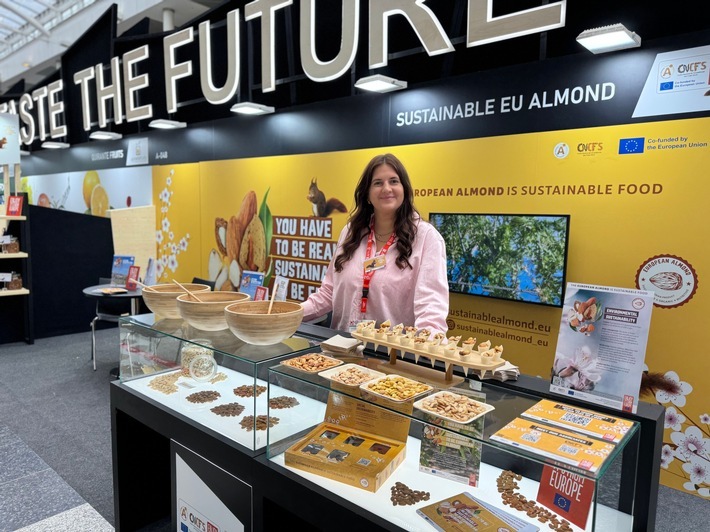 Stand der Kampagne "Sustainable EU Almond" auf der Messe Anuga mit den verschiedenen Sorten europäischer Mandeln. / Weiterer Text über ots und www.presseportal.de/nr/169796 / Die Verwendung dieses Bildes für redaktionelle Zwecke ist unter Beachtung aller mitgeteilten Nutzungsbedingungen zulässig und dann auch honorarfrei. Veröffentlichung ausschließlich mit Bildrechte-Hinweis.