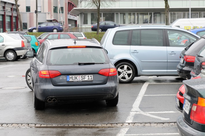 Tipps für den Alltag / Mit einem Fuß auf der Bremse / Auf dem Parkplatz und im Parkhaus gilt nicht automatisch die Straßenverkehrsordnung