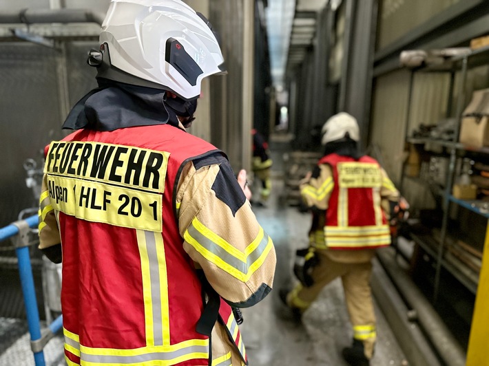 FW Alpen: Übung bei LEMKEN: Rettung eines verunglückten Arbeiters aus einer Grube