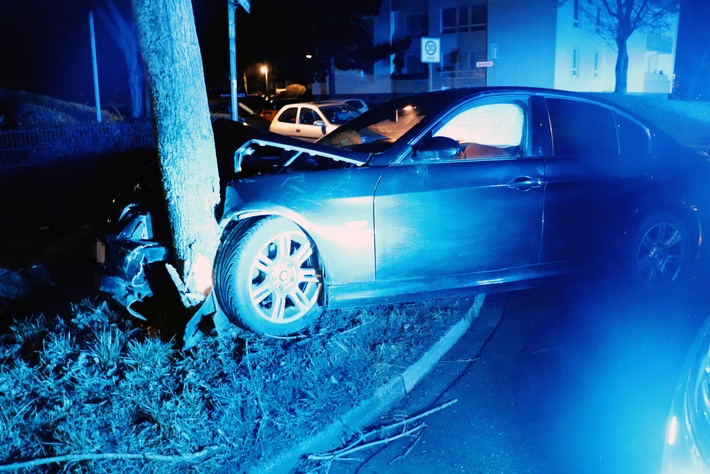 POL-ME: Flucht vor der Polizei endet vor einem Baum - Ratingen - 2201006