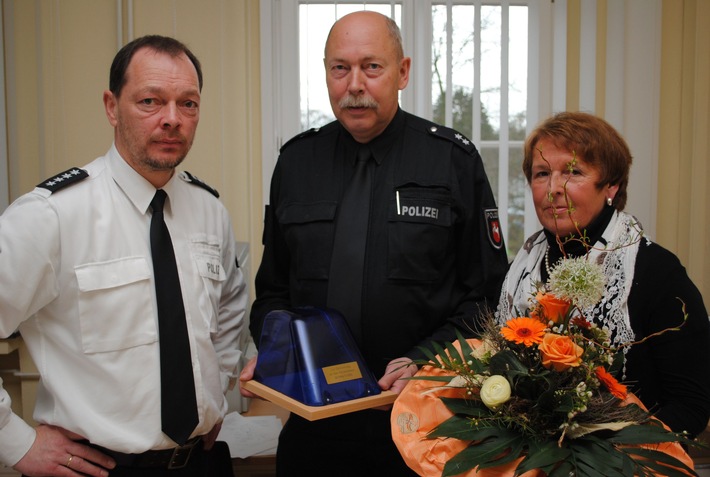 POL-HOL: Polizeistation Eschershausen:  Stationsleiter Eckhard Schomburg in den Ruhestand verabschiedet  - Jetzt noch ehrenamtlich als Schiedsmann in der Samtgemeinde Bevern aktiv -