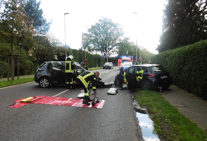 POL-AC: Zwei Verletzte nach Frontalunfall