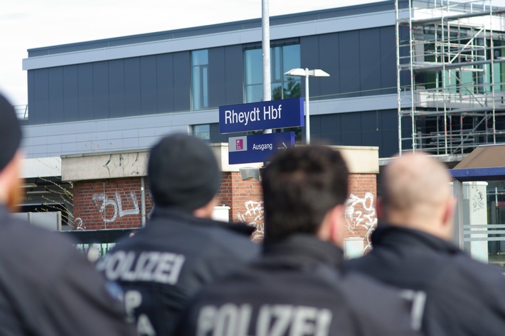 BPOL NRW: Fußballbegegnung Borussia Mönchengladbach gegen Borussia Dortmund - Bundespolizei im Einsatz