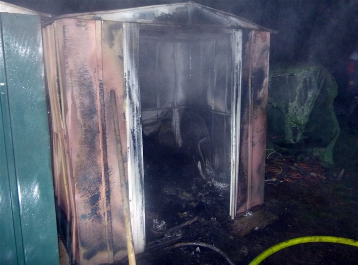 POL-MI: Gartenhäuschen geht in Flammen auf - Hinweise auf Brandstiftung an Kleintransporter in der Nachbarschaft