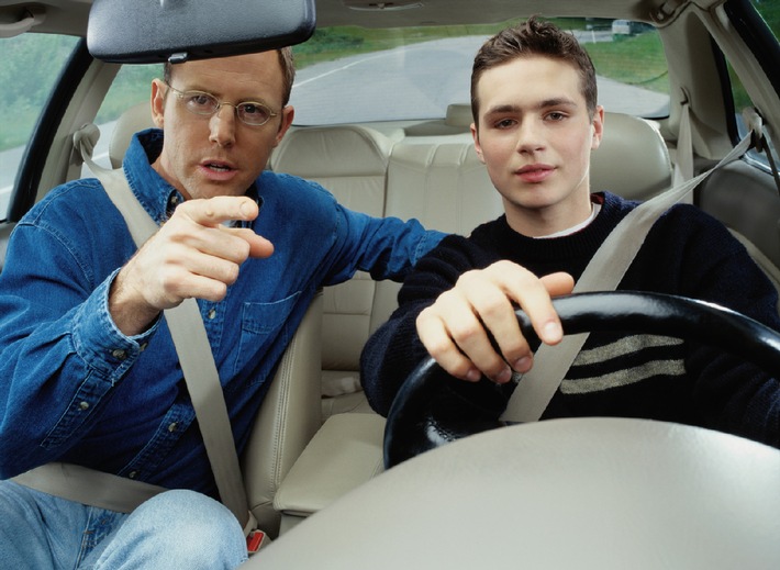 Früh üben lohnt sich: Mit dem Führerschein ab 17 bei der Kfz-Versicherung sparen