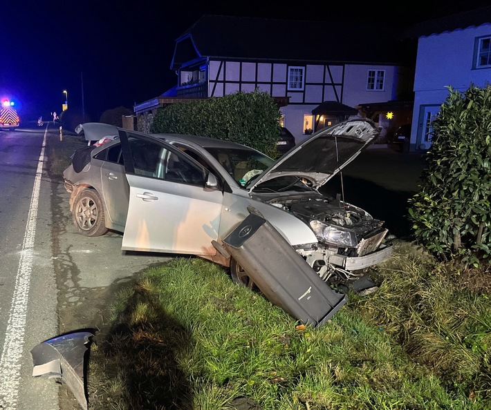 POL-HX: Verdacht eines illegalen Kraftfahrzeugrennens auf der B7 - Zwei Fahrzeuge sichergestellt - Zwei Jugendliche schwer verletzt